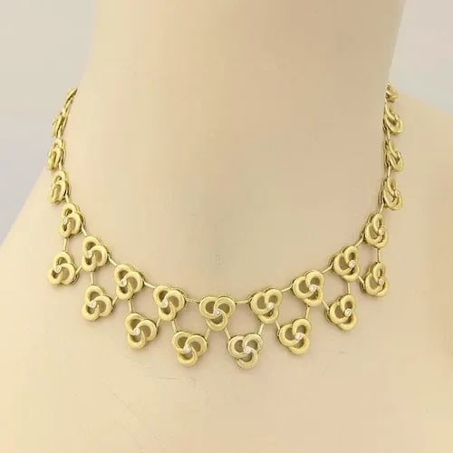 DIAMOND GOLD BIB NECKLACE 18K YELLOW FLORAL STYLE VINTAGE: DIAMOND GOLD BIB NECKLACE 18K YELLOW FLORAL STYLE VINTAGE This vintage 18k yellow gold diamond necklace features a floral design, showcasing round-cut natural diamonds in a drape style. The intricate 