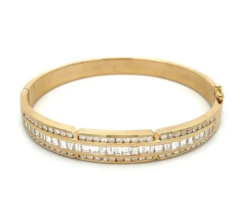 DIAMOND BRACELET 14K YELLOW GOLD HINGED BANGLE BEQUETTE AND ROUND.: DIAMOND BRACELET 14K YELLOW GOLD HINGED BANGLE BEQUETTE AND ROUND. This beautiful 14k yellow gold oval shaped bracelet is in polished finish with a wide front half with small width around the back. Th