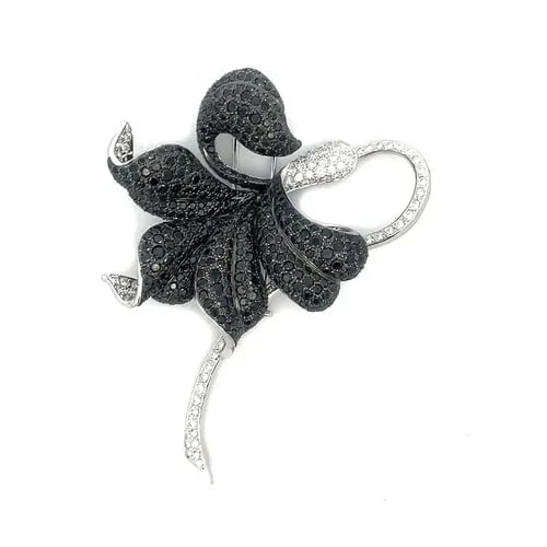 10 CARAT DIAMOND GOLD FLOWER BROOCH 17K BLACK & WHITE LARGE PIN: 10 CARAT DIAMOND GOLD FLOWER BROOCH 17K BLACK & WHITE LARGE PIN This eye-catching beautiful brooch is crafted from 17k white gold featuring a long-curved white gold stem and flower attached to the ste