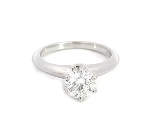 TIFFANY & CO. DIAMOND RING KNIFE EDGE SOLITAIRE 1.02 CARAT GIA I VS1 IN PLATINUM: TIFFANY & CO. DIAMOND RING KNIFE EDGE SOLITAIRE 1.02 CARAT GIA I VS1 IN PLATINUM This elegant authentic solitaire ring is from Tiffany & Co. It is crafted from platinum with a polished finish featurin