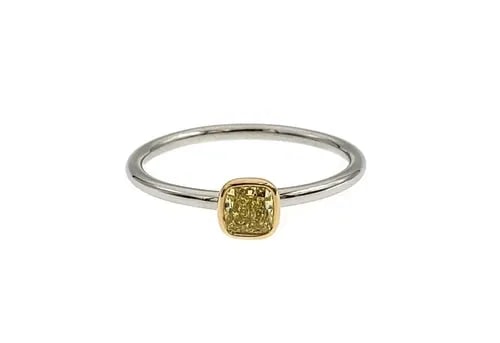 TIFFANY & CO DIAMOND BEZET RING PLATINUM 18K: TIFFANY & CO DIAMOND BEZET RING PLATINUM 18K The Tiffany & Co Diamond Bezet Ring in Platinum 18k is a stunning engagement or anniversary ring featuring a single cushion-shaped yellow diamond set in a 
