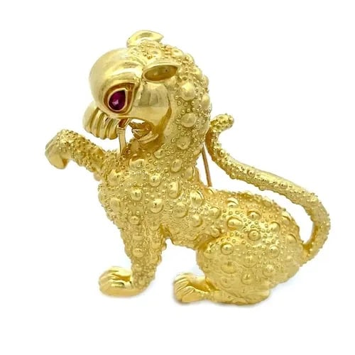 17K CHINESE LION FOO DOG YELLOW GOLD RED STONE EMBOSSED 3D BROOCH (1 of 2)