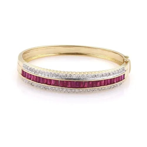 RUBY DIAMOND GOLD BRACELET 4.80CT 14K TWO TONE SCALLOP EDGE BANGLE: RUBY DIAMOND GOLD BRACELET 4.80CT 14K TWO TONE SCALLOP EDGE BANGLE This is a stunning bracelet; it features a beautiful oval-shaped 14k yellow gold hinged wide bangle. The front half of the bracelet h