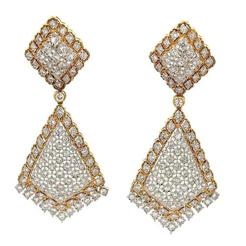 18K DIAMOND CHANDELIER EARRINGS 3 CARAT: 18K DIAMOND CHANDELIER EARRINGS 3 CARAT This is a stunning pair of earrings; they are crafted from 18k yellow and white gold featuring a rhombus shape top with white gold filigree center and similar l
