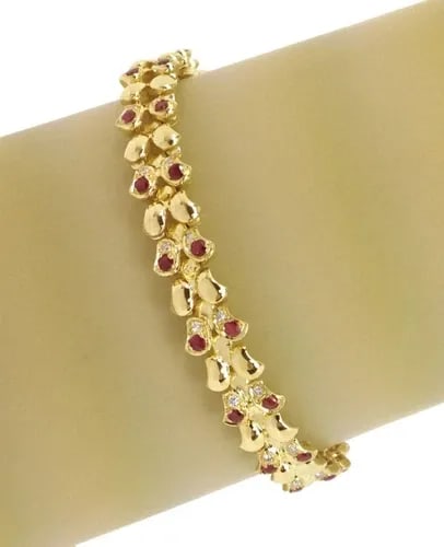 BRACELET BUTTERFLY DIAMOND & GEMSTONES 18K GOLD J. ROCA: The J. Roca bracelet features a beautiful butterfly design with red gemstones and round diamonds set in 18k yellow gold. This vintage piece, crafted in the 1990s, has a slide closure and is signed by 