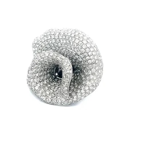 DIAMOND GOLD RING 18K WHITE CHUNKY LARGE FLOWER PAVE SET 6 CARATS: DIAMOND GOLD RING 18K WHITE CHUNKY LARGE FLOWER PAVE SET 6 CARATS This stunning eye-catching large diamond ring is crafted in 18k white gold for a luxurious sparkle that endures. The centerpiece is a 