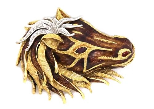 BROOCH LARGE DIAMOND ENAMEL 18K GOLD 3D HORSE HEAD: This large 18k gold brooch features a 3D horse head design with a diamond set in enamel. The yellow gold base metal makes it a luxurious and elegant accessory for various special occasions such as Mot