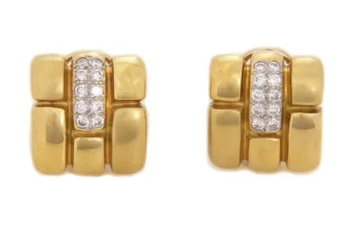 MARLENE STOWE DIAMONDS 18K GOLD GROOVED RECTANGLE CLIP ON EARRINGS: MARLENE STOWE DIAMONDS 18K GOLD GROOVED RECTANGLE CLIP ON EARRINGS Marlene Stowe Diamonds 18k Gold Grooved Rectangle Clip on Earrings Description This gorgeous authentic pair of earings are from desig