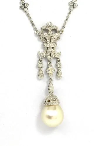 DIAMOND SOUTH SEA PEARL NECKLACE 18K WHITE GOLD FLORAL DANGLE PENDANT & CHAIN: DIAMOND SOUTH SEA PEARL NECKLACE 18K WHITE GOLD FLORAL DANGLE PENDANT & CHAIN This Diamond South Sea Pearl Necklace features a stunning floral dangle pendant crafted from 18k white gold. The natural w
