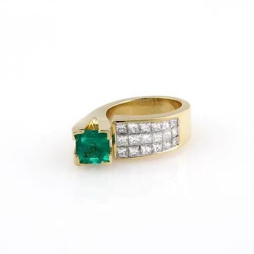 EMERALD GOLD RING DIAMOND 18K YELLOW INVISIBLE SET DIAMOND: EMERALD GOLD RING DIAMOND 18K YELLOW INVISIBLE SET DIAMOND The product is an 18K yellow gold ring with a natural green emerald as the main stone and double invisibly set diamonds. The ring features a 