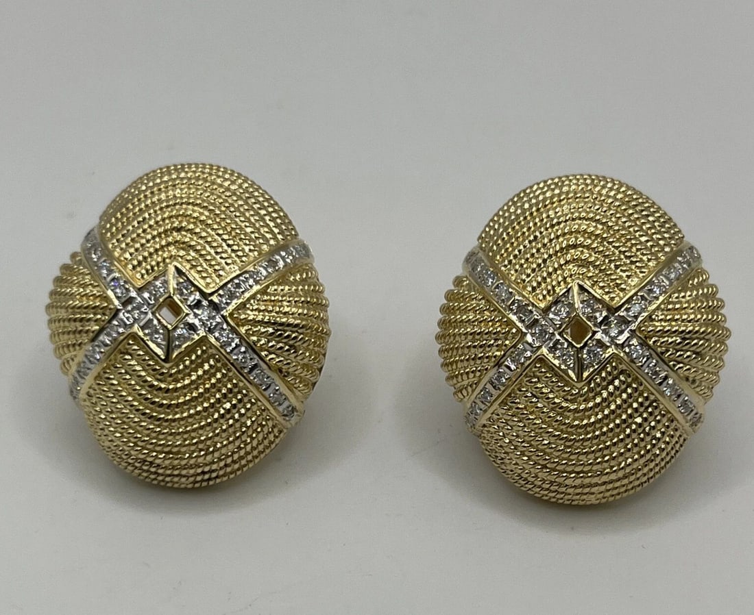 18K YELLOW GOLD AND DIAMOND EARRINGS: 18K YELLOW GOLD AND DIAMOND EARRINGS 18K YELLOW GOLD AND DIAMOND EARRINGS 18K Yellow Gold and diamond earrings Weight is approximately 26.4 grams52 Round Diamonds = approximately .52 ct