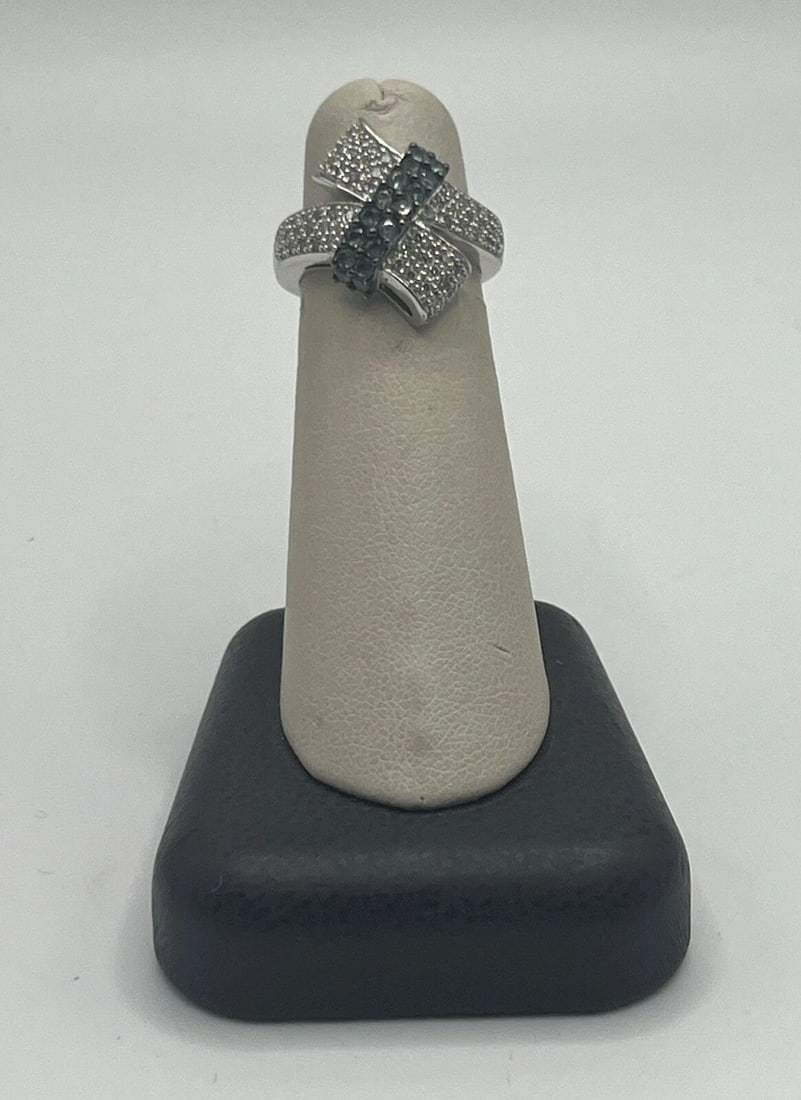14K WHITE GOLD, DIAMOND & GREEN DIAMOND RING SIZE 5: 14K WHITE GOLD, DIAMOND & GREEN DIAMOND RING SIZE 5 14K WHITE GOLD, DIAMOND & GREEN DIAMOND RING SIZE 5 This stunning ring is made of 14K white gold and features a beautiful green diamond as its main 