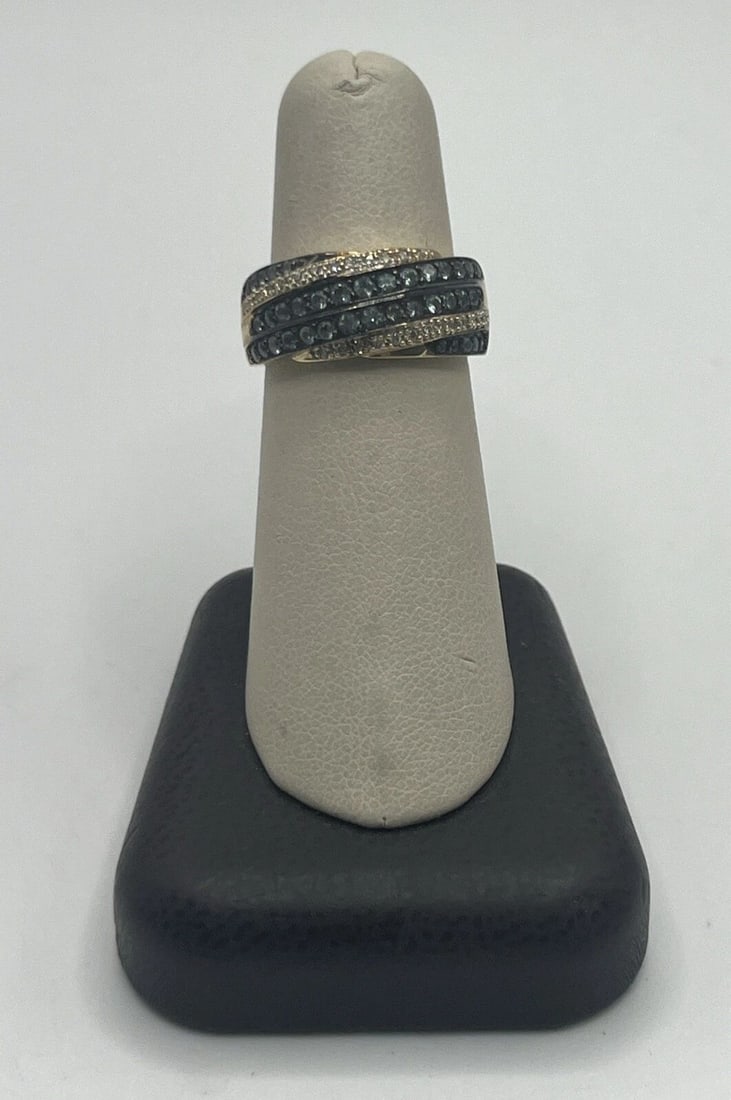 14K YELLOW GOLD, DIAMOND & GREEN DIAMOND RING SIZE 7.25: 14K YELLOW GOLD, DIAMOND & GREEN DIAMOND RING SIZE 7.25 14K YELLOW GOLD, DIAMOND & GREEN DIAMOND RING SIZE 7.25 This stunning 14K yellow gold ring is the perfect addition to any fine jewelry collectio