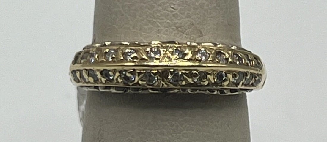 14K YELLOW GOLD RING SIZE 5.75 WITH DIAMONDS: 14K YELLOW GOLD RING SIZE 5.75 WITH DIAMONDS 14K YELLOW GOLD RING SIZE 5.75 WITH DIAMONDS This 14K yellow gold ring is a stunning piece of fine jewelry that will make a great addition to your collecti