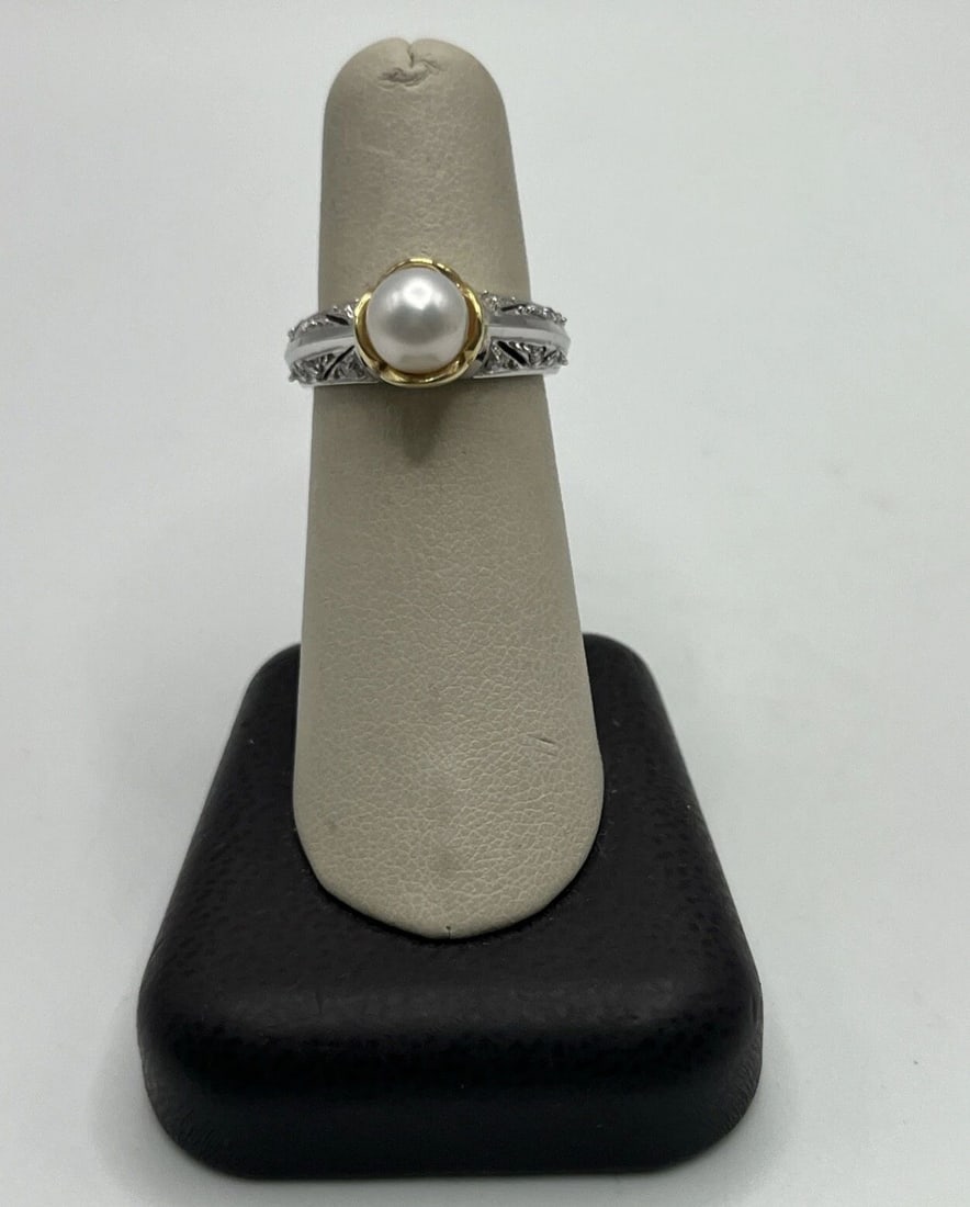 14KT WHITE & YELLOW GOLD RING WITH DIAMONDS & PEARL SIZE 7: 14KT WHITE & YELLOW GOLD RING WITH DIAMONDS & PEARL SIZE 7 14KT WHITE & YELLOW GOLD RING WITH DIAMONDS & PEARL SIZE 7 This stunning ring is made of 14k white and yellow gold, adorned with sparkling di