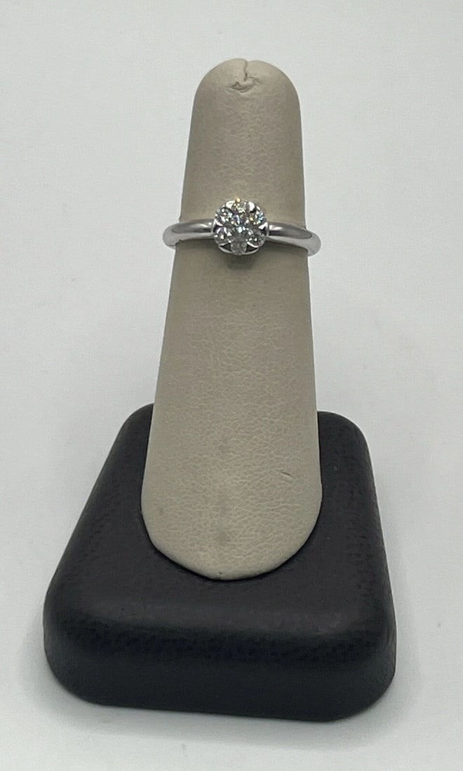 18KT WHITE GOLD & DIAMOND FLOWER SHAPED RING SIZE 6.5 (1 of 1)