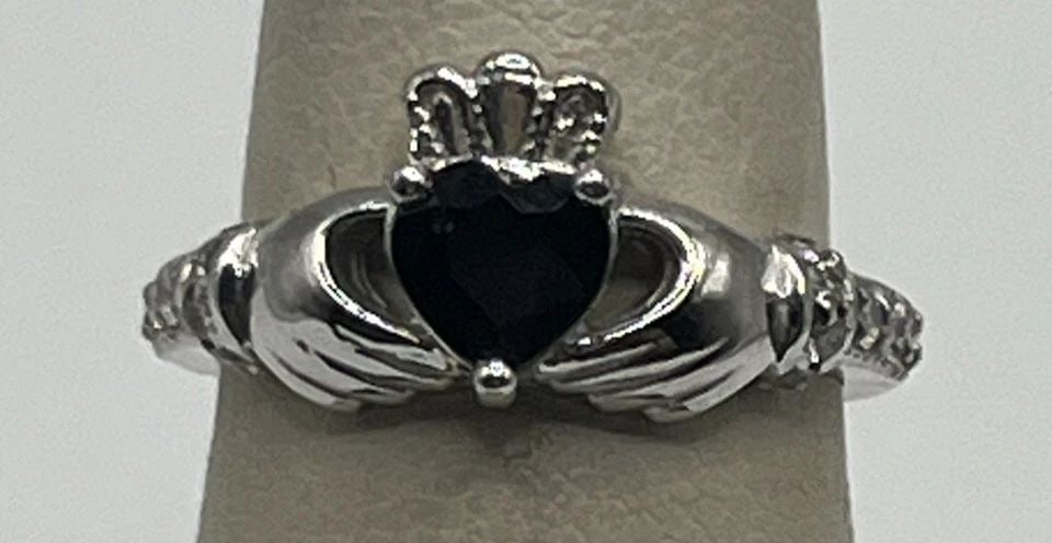 14K WHITE GOLD CLADDAGH RING WITH SAPPHIRE STONE & DIAMONDS SIZE 6.25: 14K WHITE GOLD CLADDAGH RING WITH SAPPHIRE STONE & DIAMONDS SIZE 6.25 14K WHITE GOLD CLADDAGH RING WITH SAPPHIRE STONE & DIAMONDS SIZE 6.25 This stunning 14K white gold Claddagh ring features a beauti