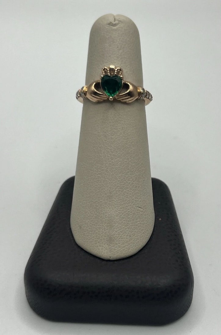 14K ROSE GOLD CLADDAGH RING WITH GREEN STONE & DIAMONDS SIZE 6.5: 14K ROSE GOLD CLADDAGH RING WITH GREEN STONE & DIAMONDS SIZE 6.5 14K ROSE GOLD CLADDAGH RING WITH GREEN STONE & DIAMONDS SIZE 6.5 This 14K rose gold Claddagh ring with a green stone & diamonds is a be