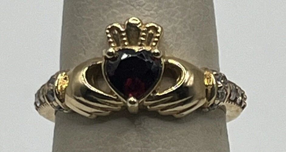 14K YELLOW GOLD CLADDAGH RING WITH GARNET STONE & DIAMONDS SIZE 6.5: 14K YELLOW GOLD CLADDAGH RING WITH GARNET STONE & DIAMONDS SIZE 6.5 14K YELLOW GOLD CLADDAGH RING WITH GARNET STONE & DIAMONDS SIZE 6.5 This beautiful 14K yellow gold Claddagh ring features a stunning
