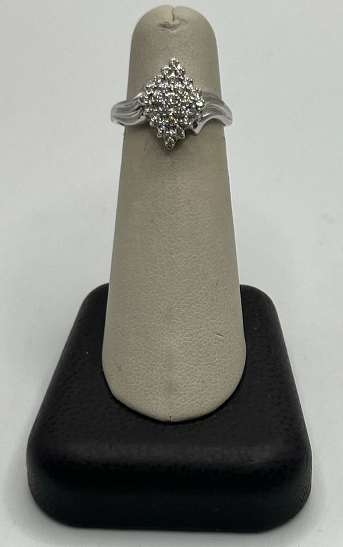 14KT WHITE GOLD & DIAMOND RING SIZE 7.25: 14KT WHITE GOLD & DIAMOND RING SIZE 7.25 14KT WHITE GOLD & DIAMOND RING SIZE 7.25 This stunning ring is made of 14K white gold and features a sparkling diamond in the center. The ring is a size 7.25 a