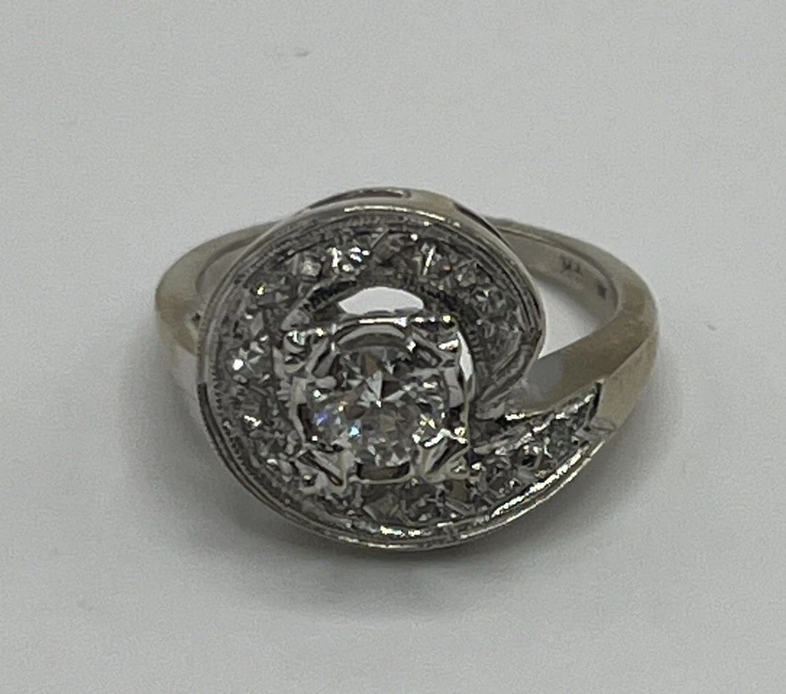 14K WHITE GOLD & DIAMOND ESTATE RING SIZE 5: 14K WHITE GOLD & DIAMOND ESTATE RING SIZE 5 14K WHITE GOLD & DIAMOND ESTATE RING SIZE 5 This stunning estate ring is sure to catch the eye with its exquisite design and beautiful diamond centerpiece. 