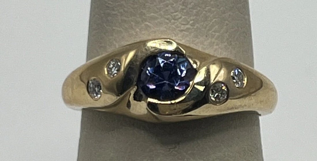14K YELLOW GOLD RING SIZE 6.25 WITH DIAMONDS & TANZANITE: 14K YELLOW GOLD RING SIZE 6.25 WITH DIAMONDS & TANZANITE 14K YELLOW GOLD RING SIZE 6.25 WITH DIAMONDS & TANZANITE This stunning 14K yellow gold ring is a must-have for any fine jewelry collection. The