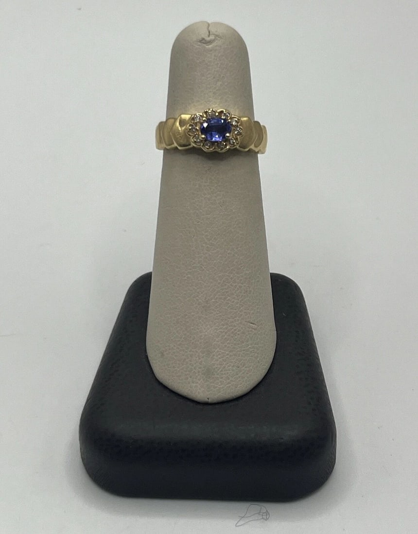 14K YELLOW GOLD WITH TANZANITE & DIAMONDS RING SIZE 6.75: 14K YELLOW GOLD WITH TANZANITE & DIAMONDS RING SIZE 6.75 14K YELLOW GOLD WITH TANZANITE & DIAMONDS RING SIZE 6.75 Add some elegance to your jewelry collection with this stunning 14k yellow gold ring. 