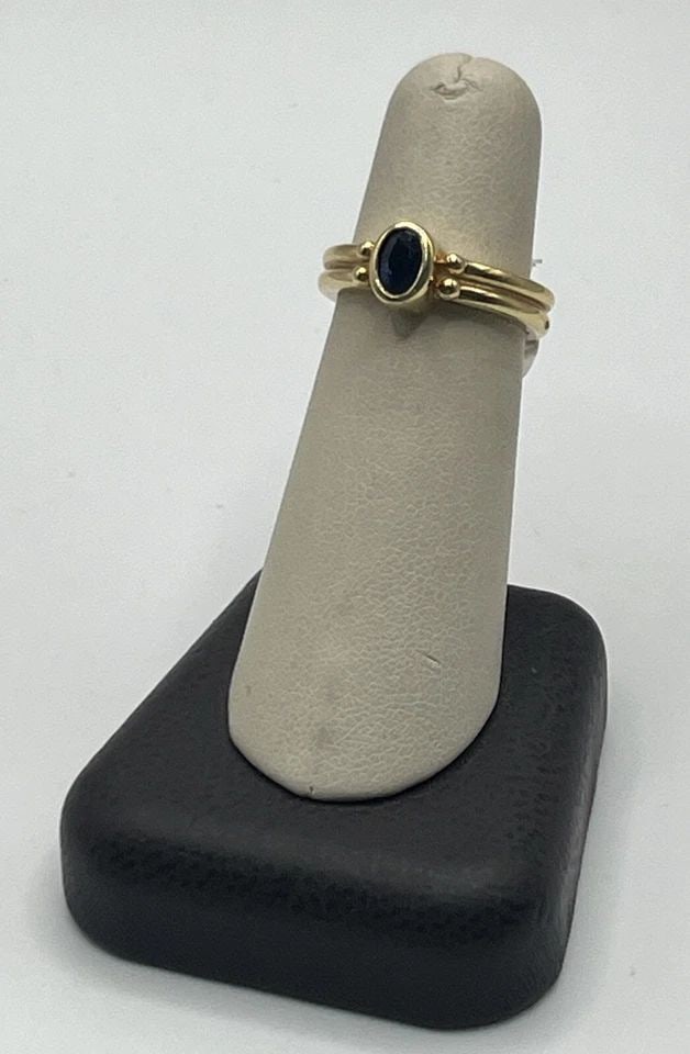 14KT YELLOW GOLD & SAPPHIRE RING SIZE 6.25: 14KT YELLOW GOLD & SAPPHIRE RING SIZE 6.25 14KT YELLOW GOLD & SAPPHIRE RING SIZE 6.25 This stunning ring is crafted from 14k yellow gold and features a gorgeous sapphire stone. It is a size 6.25 and p