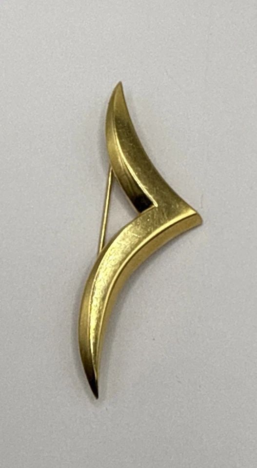 TIFFANY & CO. 18K YELLOW GOLD 6.4G VINTAGE LARGE SEAGULL PIN BROOCH: TIFFANY & CO. 18K YELLOW GOLD 6.4G VINTAGE LARGE SEAGULL PIN BROOCH TIFFANY & CO. 18K YELLOW GOLD 6.4G VINTAGE LARGE SEAGULL PIN BROOCH Add a touch of luxury to your outfit with this stunning Tiffany 