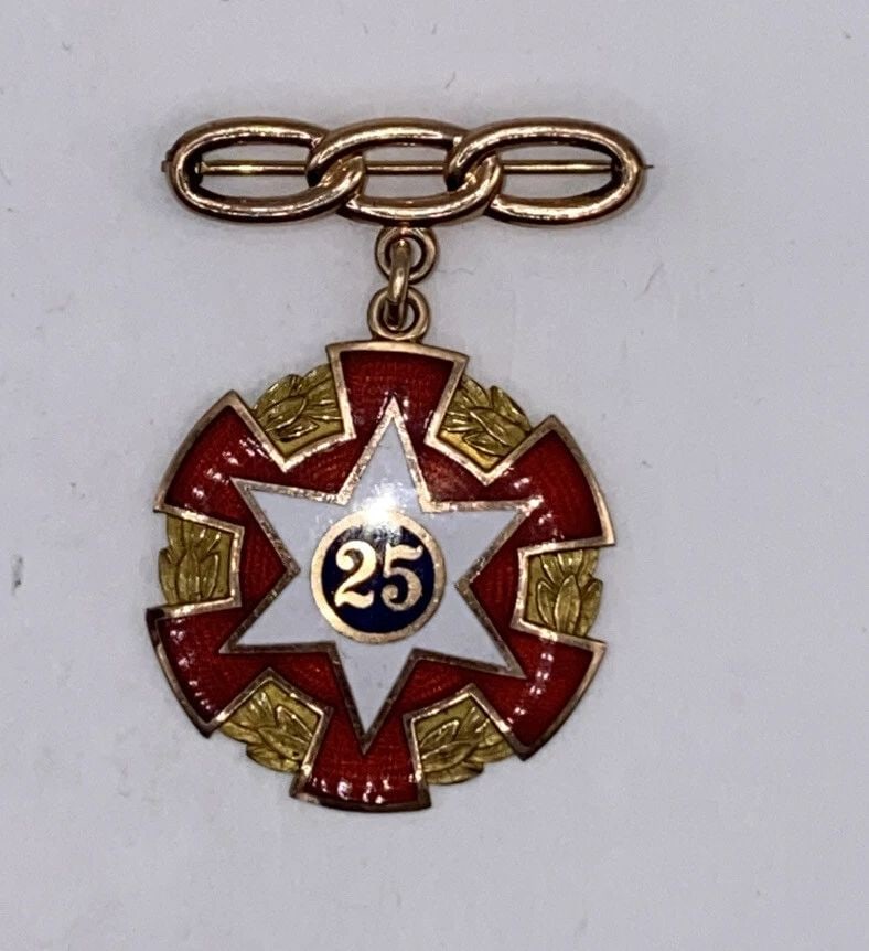INTERNATIONAL ORDER OF ODDFELLOWS PIN DATED 1899 14K GOLD METAL / PIN 10K: MASON PIN DATED 1899 14K GOLD METAL / PIN 10K MASON PIN DATED 1899 14K GOLD Mason Pin dated from 1899 in PennsylvaniaApproximate weight is 9 grams14K gold
