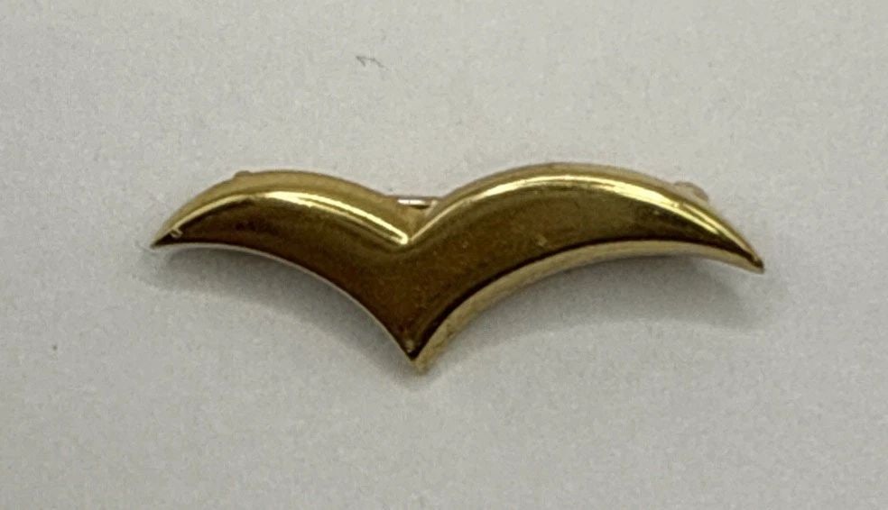 TIFFANY & CO. 18K YELLOW GOLD 3.1G VINTAGE SMALL SEAGULL PIN BROOCH: TIFFANY & CO. 18K YELLOW GOLD 3.1G VINTAGE SMALL SEAGULL PIN BROOCH TIFFANY & CO. 18K YELLOW GOLD 3.1G VINTAGE SMALL SEAGULL PIN BROOCH Crafted by the iconic Tiffany & Co., this 18k yellow gold brooch