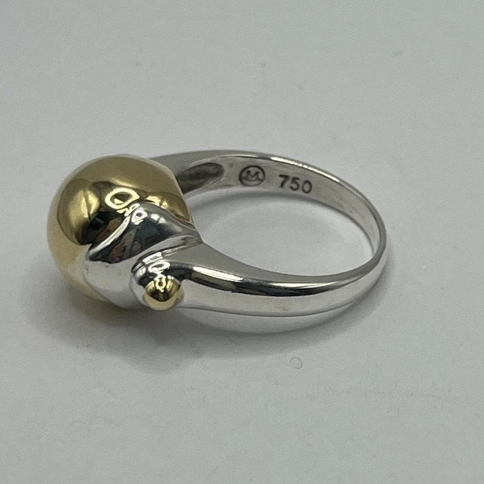 18K YELLOW GOLD & STERLING SILVER RING SIZE 7.25: 18K YELLOW GOLD & STERLING SILVER RING SIZE 7.25 18K YELLOW GOLD & STERLING SILVER RING SIZE 7.25 This is an elegant 18K yellow gold and sterling silver ring in size 7.25. The ring is crafted from a c