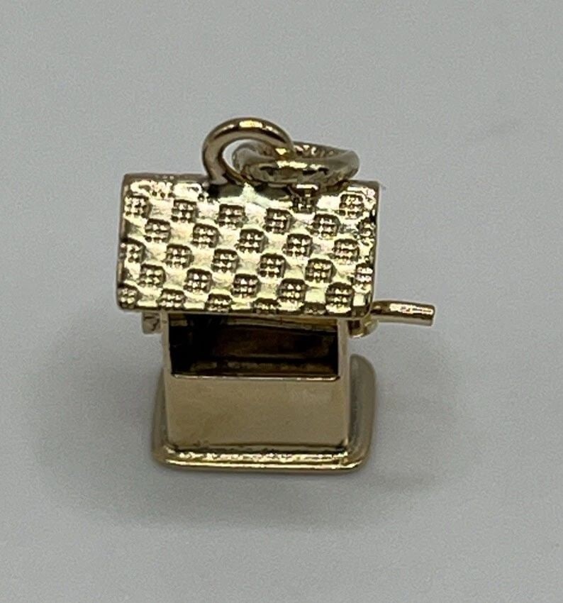 14KT YELLOW GOLD WISHING WELL CHARM WITH BUCKET: 14KT YELLOW GOLD WISHING WELL CHARM WITH BUCKET 14KT YELLOW GOLD WISHING WELL CHARM WITH BUCKET This 14KT yellow gold charm features a charming wishing well design with a bucket. Crafted with high-qua