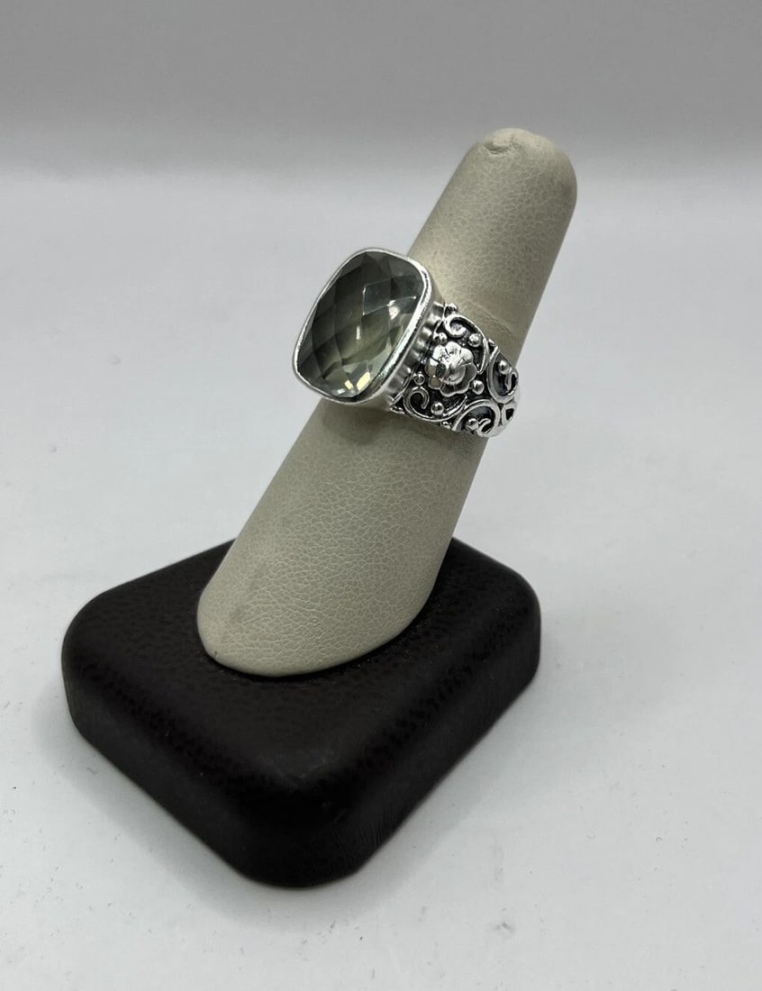 STERLING SILVER RING WITH LIGHT GREEN STONE: STERLING SILVER RING WITH LIGHT GREEN STONE STERLING SILVER RING WITH LIGHT GREEN STONE Pretty Sterling Silver Size 8 Ring with Light Green Stone\Approximate weight is 10.9 g