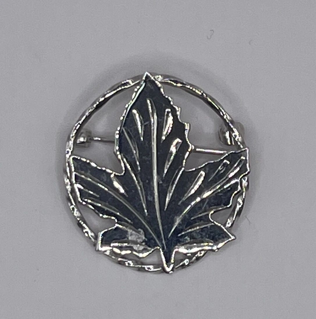 VINTAGE STERLING SILVER MAPLE LEAF PIN BROOCH LARGE LEAVES CANADIAN (1 of 1)