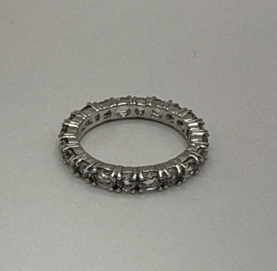 STERLING SILVER RING WITH COLORLESS STONES SIZE 8: STERLING SILVER RING WITH COLORLESS STONES SIZE 8 This product is a size 8 sterling silver ring featuring colorless stones. The metal purity is 925, ensuring high quality and durability. The ring is p