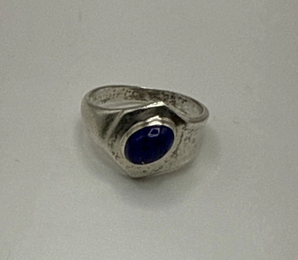 STERLING SILVER RING WITH BLUE STONE SIZE 7: STERLING SILVER RING WITH BLUE STONE SIZE 7 This Sterling Silver Ring with a Blue Stone in size 7 is a beautiful piece of fine jewelry. The ring is made of 925 sterling silver and features a stunning 