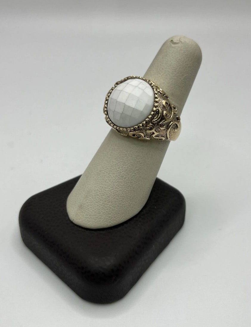 BRONZALLURE ITALY WHITE FACETED DOME RING SIZE 8: BRONZALLURE ITALY WHITE FACETED DOME RING SIZE 8 BRONZALLURE ITALY WHITE FACETED DOME RING SIZE 8 This beautiful Bronzallure ring is a stunning addition to any collection. The ring features a white fa