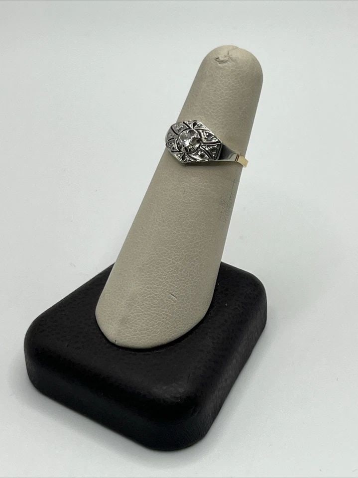 14KT WHITE & YELLOW GOLD RING SIZE 6.25 WITH COLORLESS STONE: 14KT WHITE & YELLOW GOLD RING SIZE 6.25 WITH COLORLESS STONE 14KT WHITE & YELLOW GOLD RING SIZE 6.25 WITH COLORLESS STONE This elegant ring is crafted from 14kt white and yellow gold and features a st