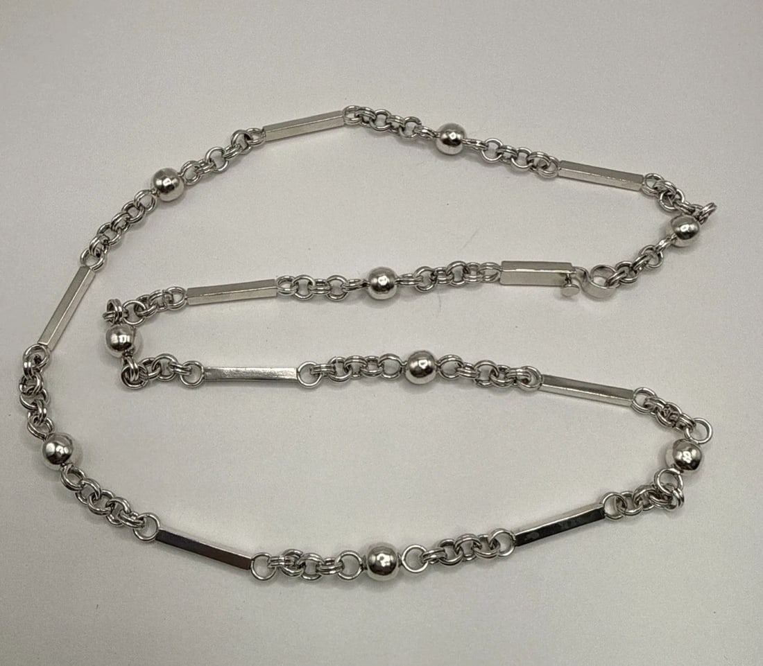 28" STERLING SILVER BALL AND BAR WITH CIRCLE LINK NECKLACE 53 GRAMS: 28" STERLING SILVER BALL AND BAR WITH CIRCLE LINK NECKLACE 53 GRAMS The 28" Sterling Silver Ball and Bar with Circle Link Necklace is a stunning piece of fine jewelry crafted from 925 sterling silver.