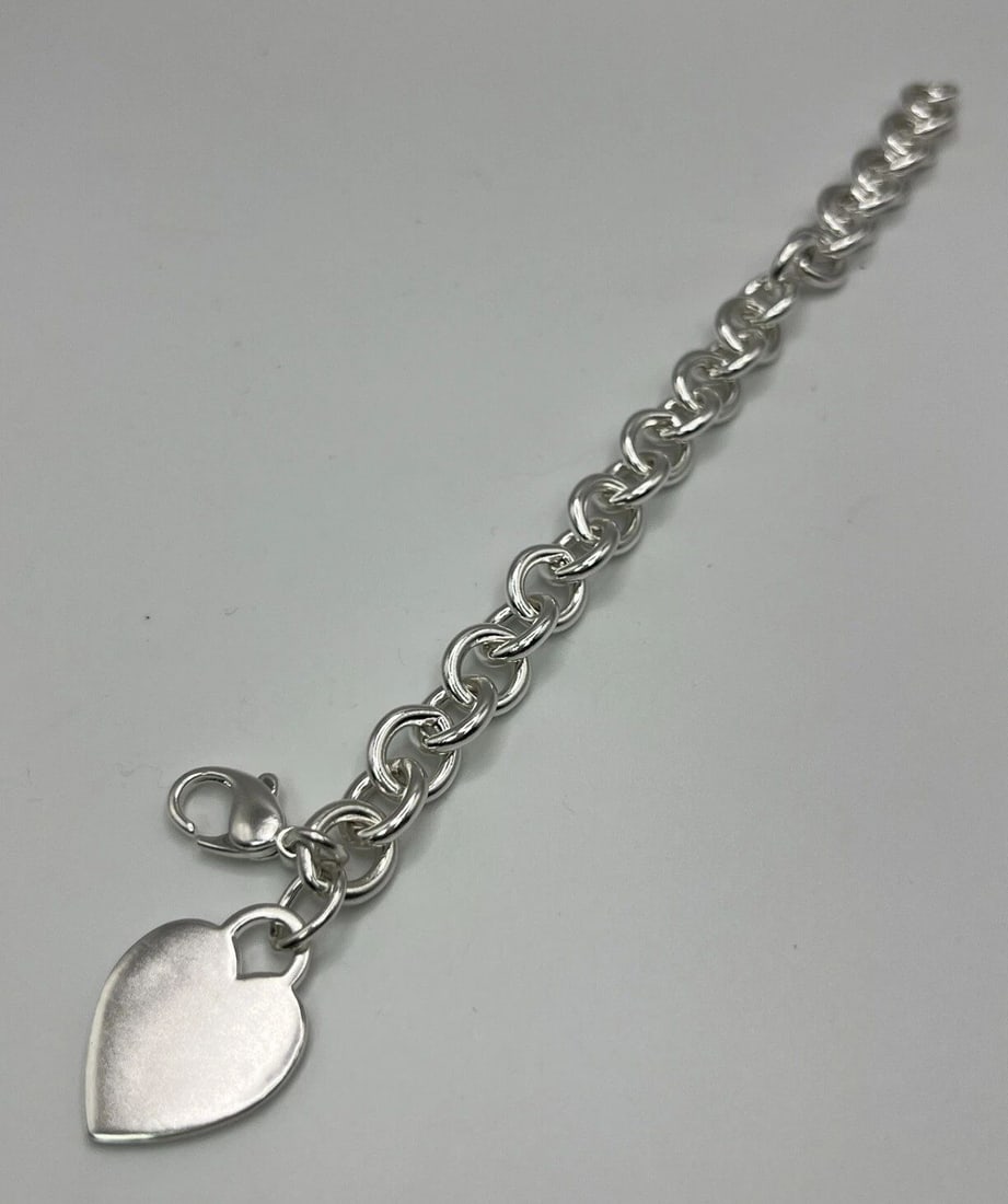 TIFFANY & CO. SOLID STERLING SILVER 8" ROUND LINK CHARM BRACELET WITH HEART: TIFFANY & CO. SOLID STERLING SILVER 8" ROUND LINK CHARM BRACELET WITH HEART The Tiffany & Co. Solid Sterling Silver 8" Round Link Charm Bracelet with Heart is a stunning piece of fine jewelry. This br
