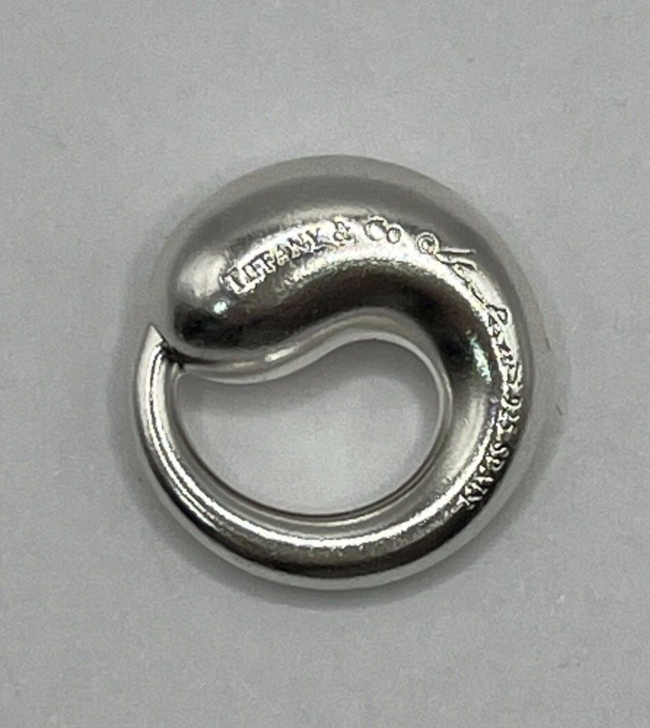 TIFFANY & CO. ELSA PERETTI ETERNAL CIRCLE PENDANT 925 (NO CHAIN INCLUDED): TIFFANY & CO. ELSA PERETTI ETERNAL CIRCLE PENDANT 925 (NO CHAIN INCLUDED) TIFFANY & CO. ELSA PERETTI ETERNAL CIRCLE PENDANT 925 (NO CHAIN INCLUDED) This beautiful pendant is a timeless piece from the 