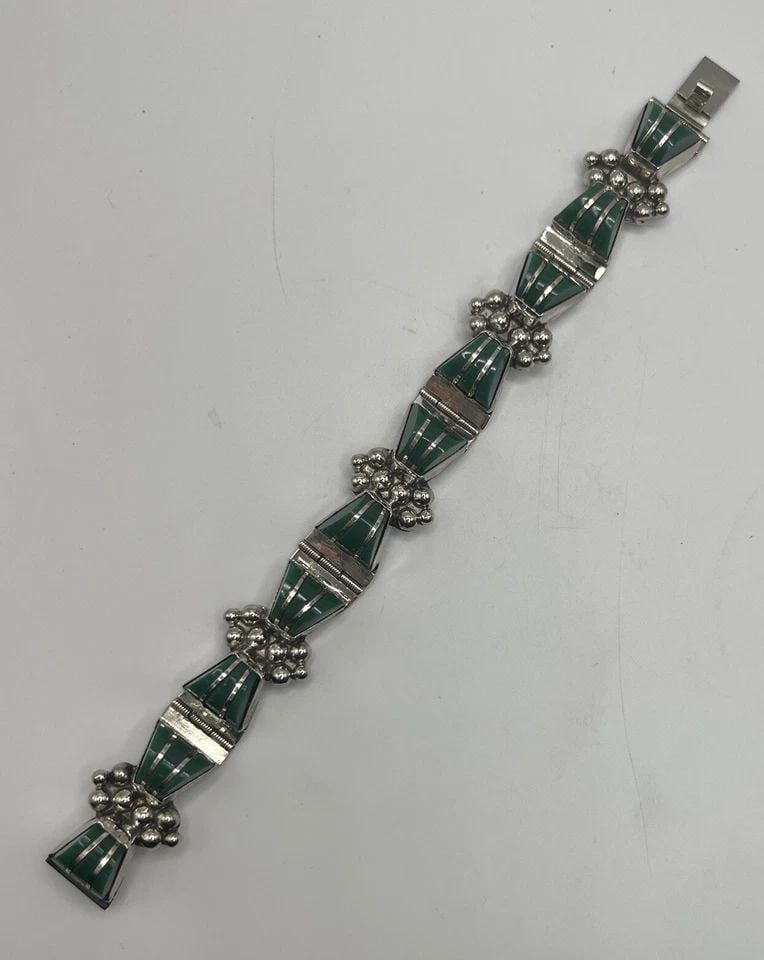 VINTAGE STERLING SILVER WITH GREEN STONE PANEL BRACELET: VINTAGE STERLING SILVER WITH GREEN STONE PANEL BRACELET VINTAGE STERLING SILVER WITH GREEN STONE PANEL BRACELET This vintage bracelet is a stunning piece of jewelry made with sterling silver and adorn