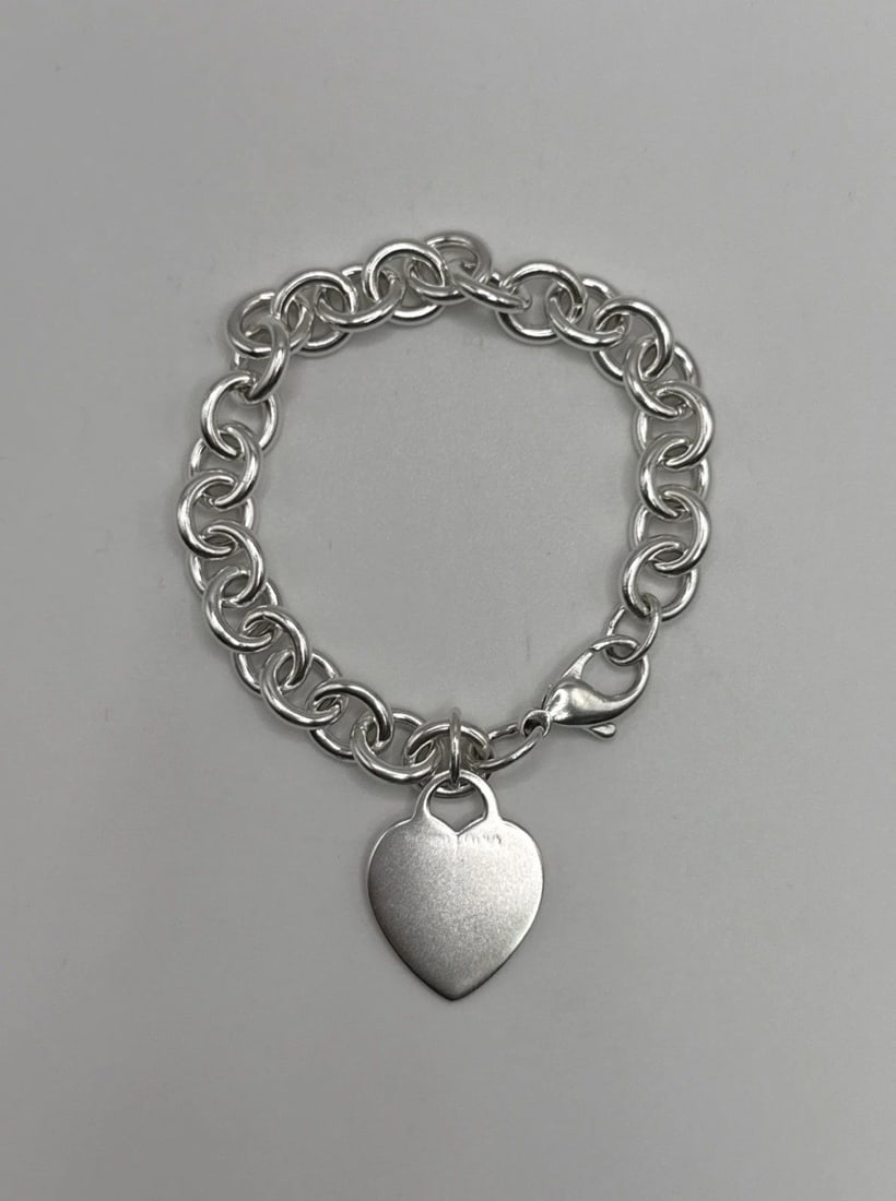 7.5" CIRCLE LINK BRACELET WITH HEART CHARM 33.7 GRAMS: 7.5" CIRCLE LINK BRACELET WITH HEART CHARM 33.7 GRAMS This 7.5" Circle Link Bracelet with Heart Charm is crafted from sterling silver with a metal purity of 925. The bracelet features a charming heart