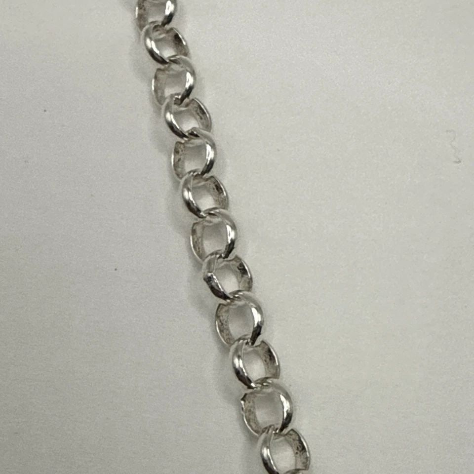 16" STERLING SILVER CIRCLE LINK NECKLACE 23 GRAMS: 16" STERLING SILVER CIRCLE LINK NECKLACE 23 GRAMS The product is a 16" Sterling Silver Circle Link Necklace weighing 23 grams. It is made of high-quality 925 Sterling Silver and features a chic chain 