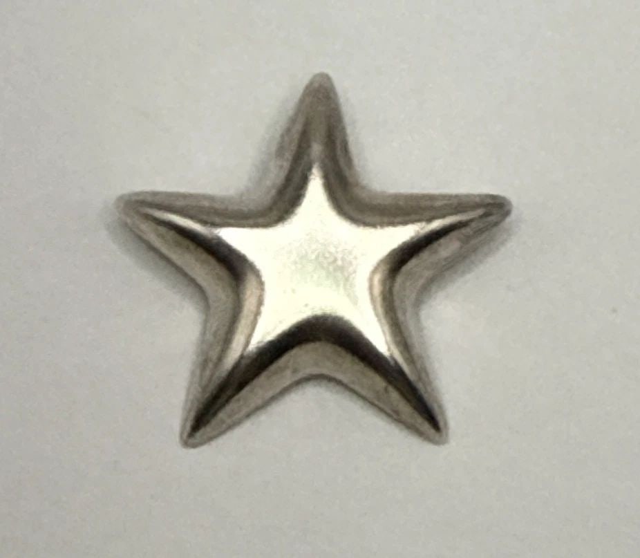 TIFFANY & CO ESTATE PUFFED STAR BROOCH STERLING SILVER: TIFFANY & CO ESTATE PUFFED STAR BROOCH STERLING SILVER The Tiffany & Co. Estate Puffed Star Brooch is a stunning piece of fine jewelry crafted from 9.5 grams of sterling silver. This elegant brooch fe