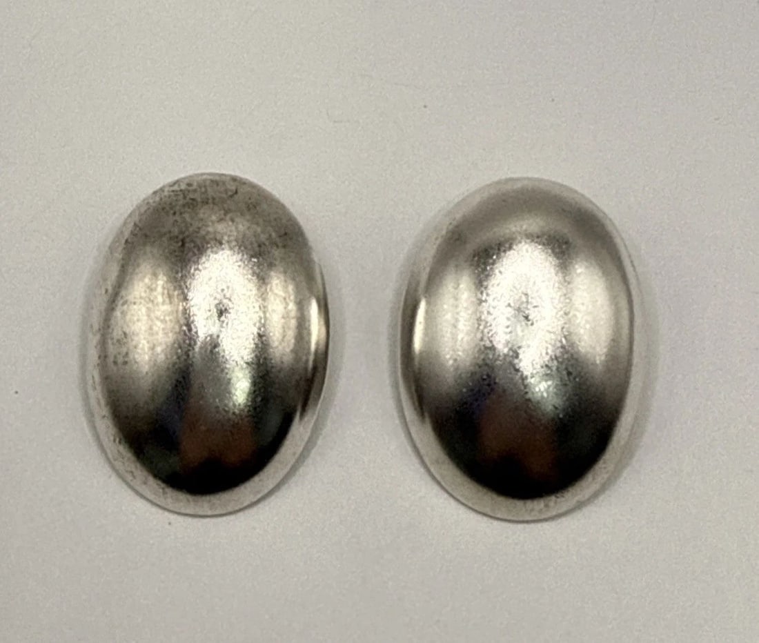STERLING SILVER MEXICO CLIP-ON PUFFY OVAL EARRINGS 20.8 GRAMS: STERLING SILVER MEXICO CLIP-ON PUFFY OVAL EARRINGS 20.8 GRAMS These sterling silver clip-on puffy oval earrings from Mexico are a stylish addition to any jewelry collection. The Mexican design and 925