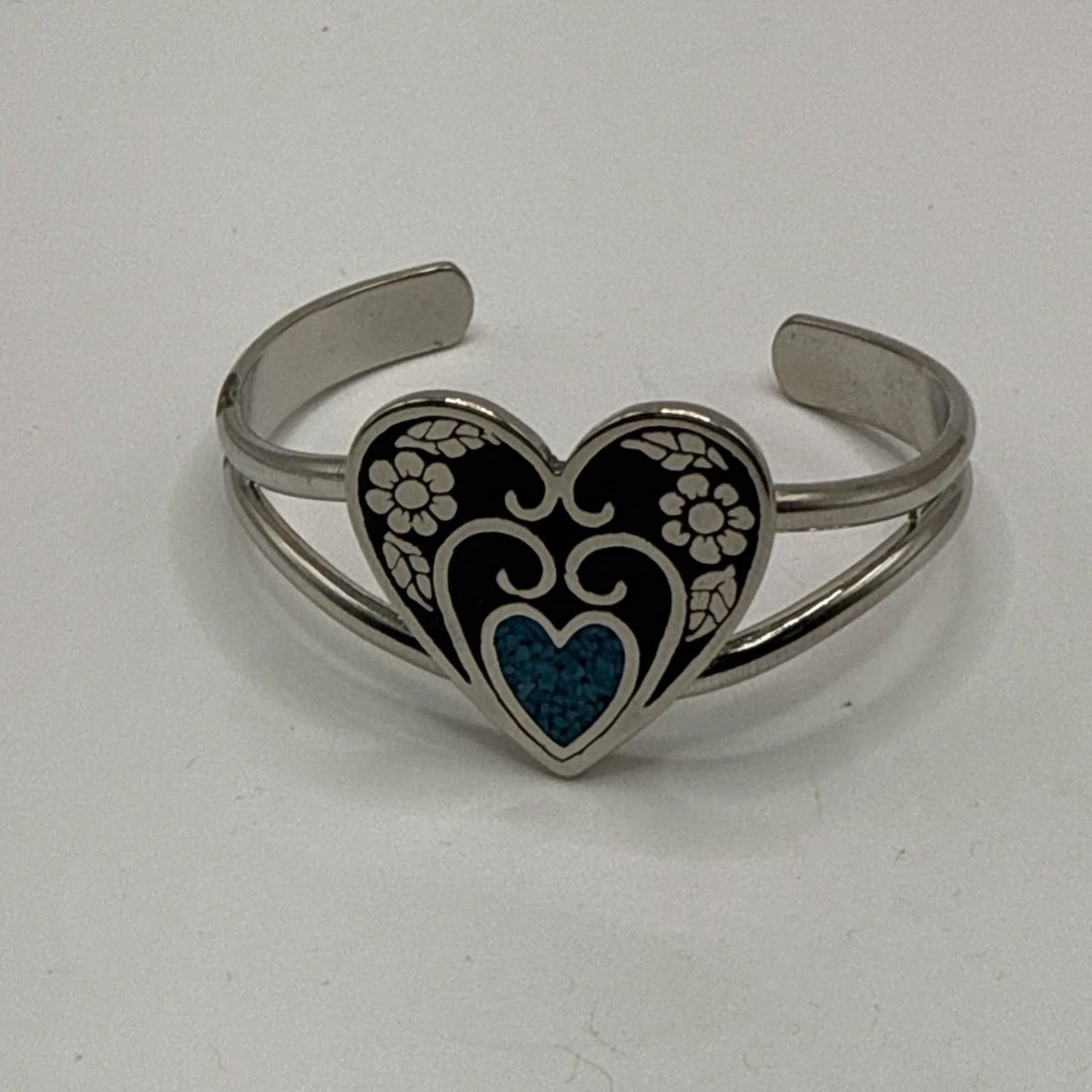 SILVER & TURQUOISE BLACK ENAMEL CUFF: SILVER & TURQUOISE BLACK ENAMEL CUFF 25 grams This Silver & Turquoise Black Enamel Cuff bracelet is made of high-quality 925 sterling silver with a beautiful blue turquoise enamel design. The cuff sty