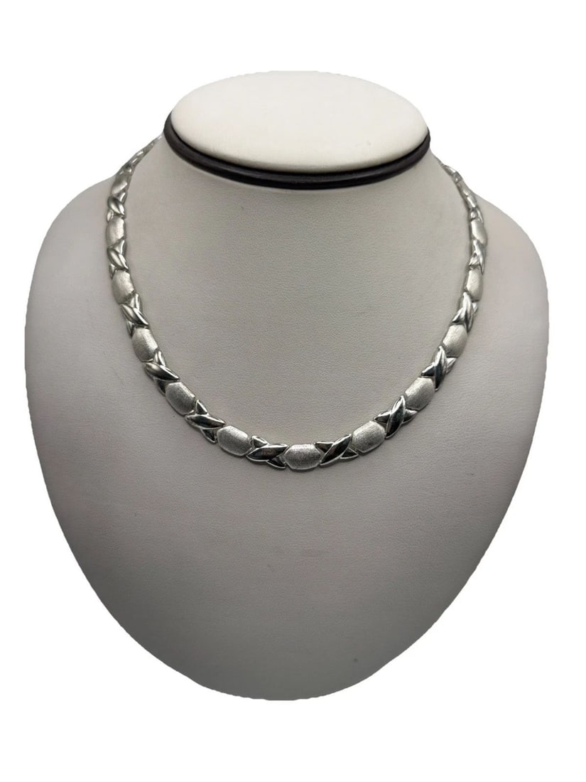 16" STERLING SILVER XO NECKLACE 29.4 GRAMS: 16" STERLING SILVER XO NECKLACE 29.4 GRAMS 90.The product is a 16" Sterling Silver XO Necklace weighing 29.4 grams. It is a fine jewelry piece with a chain style design and a metal purity of 925 sterl