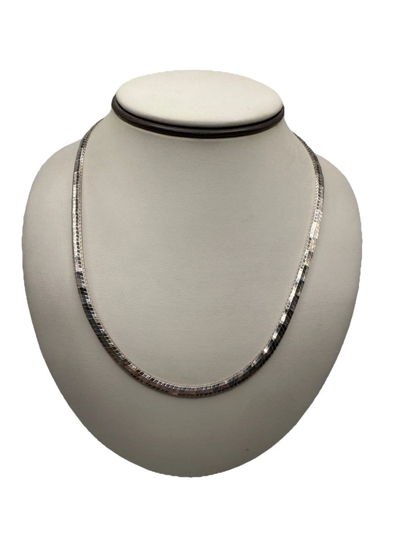 18" STERLING SILVER OMEGA CHAIN 27.1 GRAMS: 18" STERLING SILVER OMEGA CHAIN 27.1 GRAMS The product is an 18" sterling silver omega chain weighing 27.1 grams. This necklace features a classic chain style made from high-quality 925 sterling silve